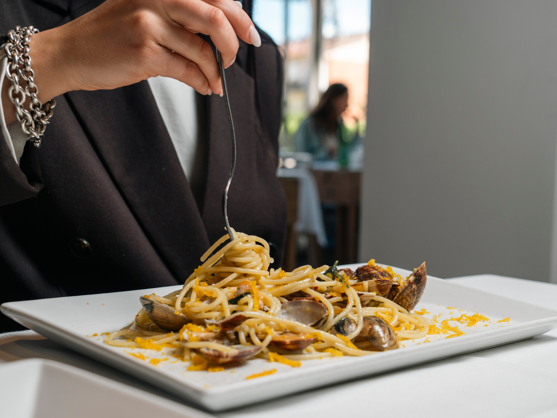 Spaghetti alle vongole con bottarga — La Degusteria